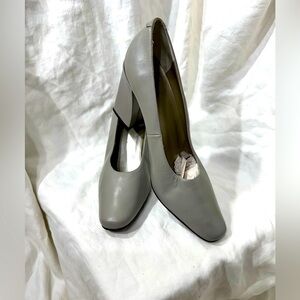 GRAY LEATHER SHOES SOURCE UNKNOWN 6 1/2 B, HEEL HEIGHT IS 3 1/2” INCHES.